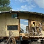Подружжя переселенців з Харкова створило будинок зі сміття. Як він виглядає ― відео