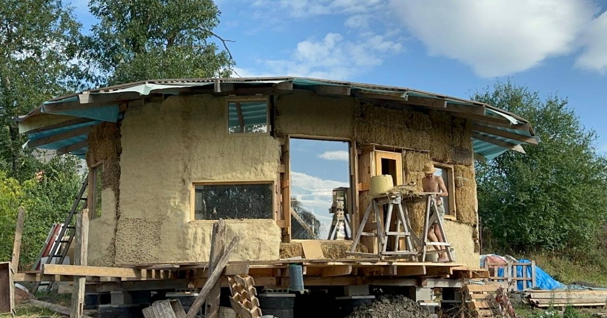 Подружжя переселенців з Харкова  створило будинок зі сміття. Як він виглядає ― відео