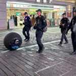 У Китаї поліція патрулює вулиці з незвичайними роботами-кулями — відео