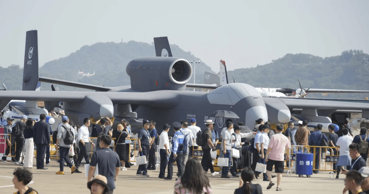 Китай провів перші випробування надвеликого "авіаносця дронів"